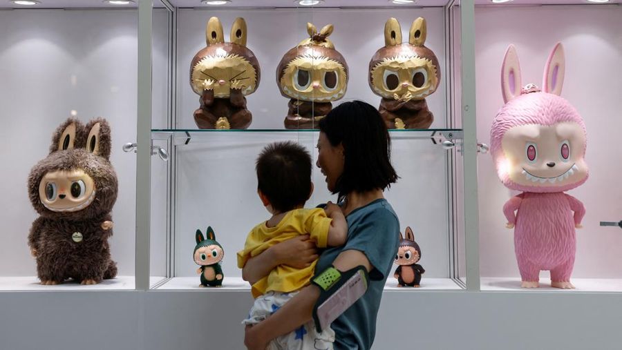 Patung Labubu seukuran manusia dipajang sebelum dilelang di Beijing, China, 6 Juni 2025. Patung itu kemudian terjual seharga 1,08 juta yuan dalam lelang yang diselenggarakan Yongle International Auction pada Selasa. Patung Labubu seukuran manusia dipajang sebelum dilelang di Beijing, China, 6 Juni 2025. Patung itu kemudian terjual seharga 1,08 juta yuan dalam lelang yang diselenggarakan Yongle International Auction pada Selasa. (REUTERS/Tingshu Wang)