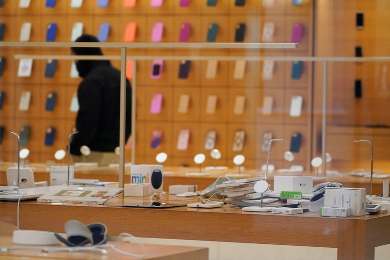 Penjarahan adidas dan apple saat kericuhan di Los Angeles, Amerika Serita, Selasa (10/6/2025). (REUTERS/David Ryder) Penjarahan adidas dan apple saat kericuhan di Los Angeles, Amerika Serita, Selasa (10/6/2025). (REUTERS/David Ryder)