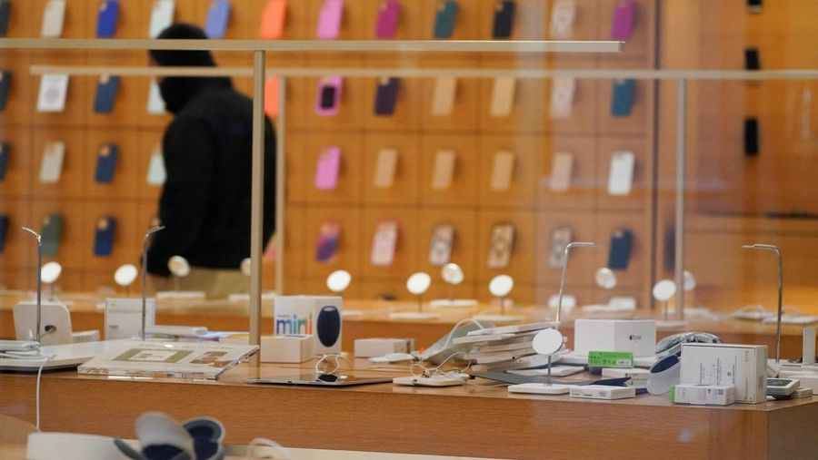 Penjarahan adidas dan apple saat kericuhan di Los Angeles, Amerika Serita, Selasa (10/6/2025). (REUTERS/David Ryder) Penjarahan adidas dan apple saat kericuhan di Los Angeles, Amerika Serita, Selasa (10/6/2025). (REUTERS/David Ryder)