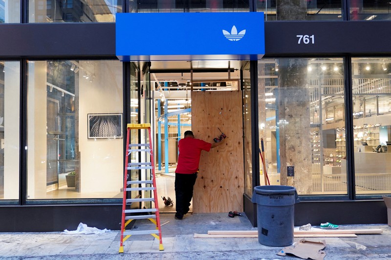 Penjarahan adidas dan apple saat kericuhan di Los Angeles, Amerika Serita, Selasa (10/6/2025). (REUTERS/David Ryder) Penjarahan adidas dan apple saat kericuhan di Los Angeles, Amerika Serita, Selasa (10/6/2025). (REUTERS/David Ryder)