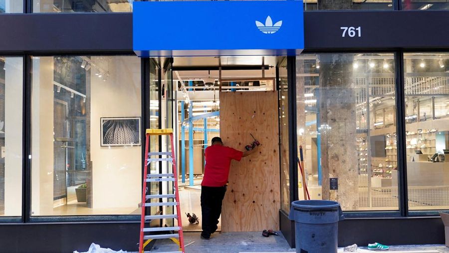 Penjarahan adidas dan apple saat kericuhan di Los Angeles, Amerika Serita, Selasa (10/6/2025). (REUTERS/David Ryder) Penjarahan adidas dan apple saat kericuhan di Los Angeles, Amerika Serita, Selasa (10/6/2025). (REUTERS/David Ryder)