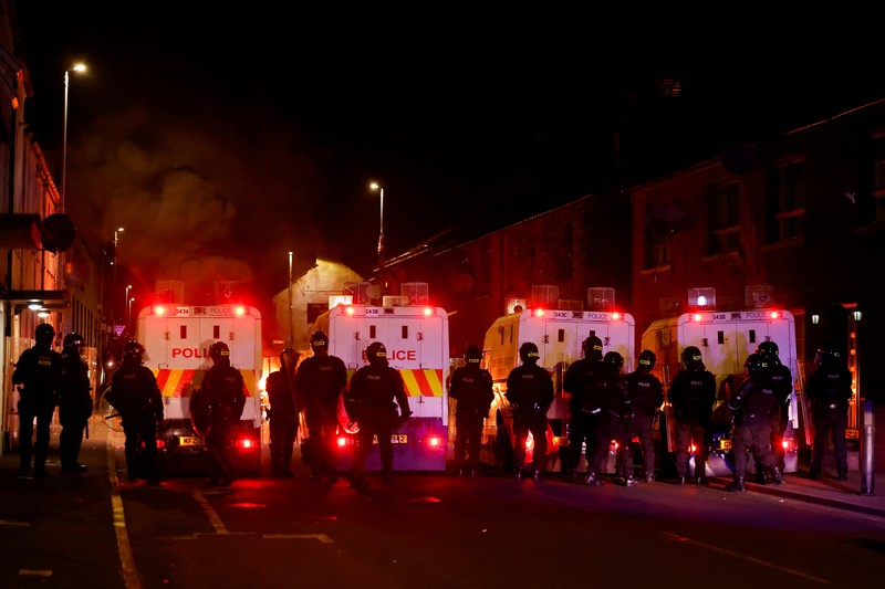 Seorang petugas polisi berjaga selama malam kedua kerusuhan, di Ballymena, Irlandia Utara, 10 Juni 2025. Seorang petugas polisi berjaga selama malam kedua kerusuhan, di Ballymena, Irlandia Utara, 10 Juni 2025. (REUTERS/Clodagh Kilcoyne)