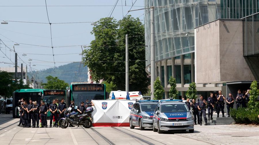 Petugas polisi berdiri saat anak-anak dievakuasi dari sekolah, setelah penembakan sekolah yang mematikan di Graz, Austria, 10 Juni 2025. (REUTERS/Borut Zivulovic)