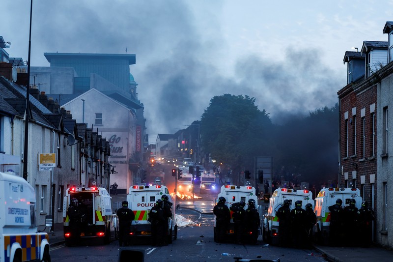 Seorang petugas polisi berjaga selama malam kedua kerusuhan, di Ballymena, Irlandia Utara, 10 Juni 2025. Seorang petugas polisi berjaga selama malam kedua kerusuhan, di Ballymena, Irlandia Utara, 10 Juni 2025. (REUTERS/Clodagh Kilcoyne)
