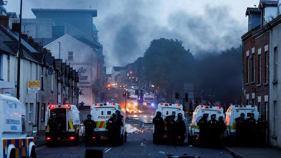 Seorang petugas polisi berjaga selama malam kedua kerusuhan, di Ballymena, Irlandia Utara, 10 Juni 2025. Seorang petugas polisi berjaga selama malam kedua kerusuhan, di Ballymena, Irlandia Utara, 10 Juni 2025. (REUTERS/Clodagh Kilcoyne)