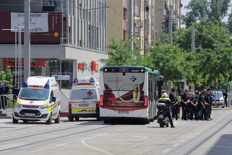 Petugas polisi berdiri saat anak-anak dievakuasi dari sekolah, setelah penembakan sekolah yang mematikan di Graz, Austria, 10 Juni 2025. Petugas polisi berdiri saat anak-anak dievakuasi dari sekolah, setelah penembakan sekolah yang mematikan di Graz, Austria, 10 Juni 2025. (REUTERS/Borut Zivulovic)