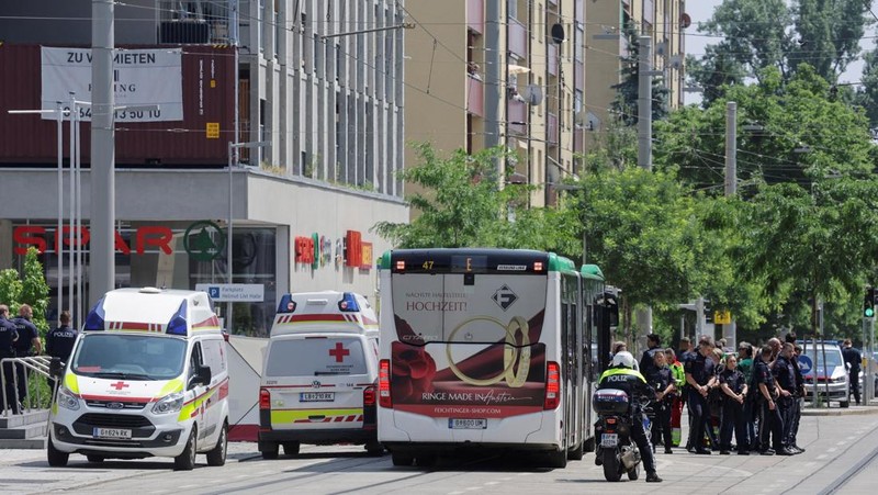 Petugas polisi berdiri saat anak-anak dievakuasi dari sekolah, setelah penembakan sekolah yang mematikan di Graz, Austria, 10 Juni 2025. (REUTERS/Borut Zivulovic)