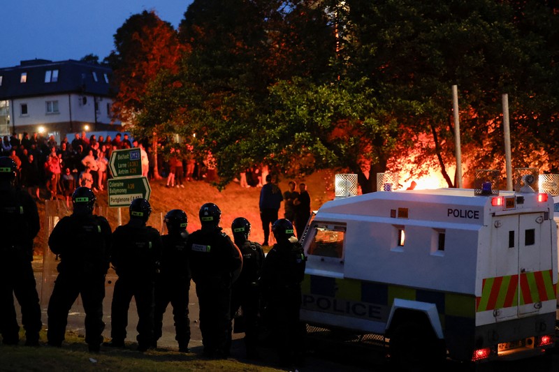 Seorang petugas polisi berjaga selama malam kedua kerusuhan, di Ballymena, Irlandia Utara, 10 Juni 2025. Seorang petugas polisi berjaga selama malam kedua kerusuhan, di Ballymena, Irlandia Utara, 10 Juni 2025. (REUTERS/Clodagh Kilcoyne)