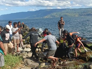 Perahu Ditumpangi Abang-Adik Terbalik Diterjang Angin di Danau Toba, 1 Tewas