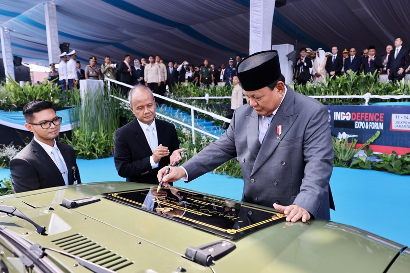 Kendaraan lapis baja listrik Pandu Maung MV3 buatan Pindad saat pameran Indo Defence 2024 Expo and Forum di JIExpo Kemayoran, Jakarta, Rabu (11/6/2025). (CNBC Indonesia/Muhammad Sabki)