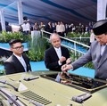 Presiden Indonesia Prabowo Subianto menandatangani kendaraan lapis baja listrik Pandu Maung MV3 buatan Pindad saat pembukaan pameran Indo Defence 2024 Expo and Forum di JIExpo Kemayoran, Jakarta, Rabu (11/6/2025). (Dok. Sekretarat Presiden)