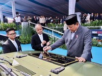 Presiden Indonesia Prabowo Subianto menandatangani kendaraan lapis baja listrik Pandu Maung MV3 buatan Pindad saat pembukaan pameran Indo Defence 2024 Expo and Forum di JIExpo Kemayoran, Jakarta, Rabu (11/6/2025). (Dok. Sekretarat Presiden)