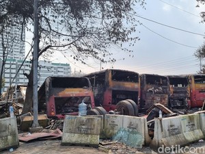 Penampakan Puluhan Bus Bekas TransJ Ludes Terbakar di Terminal Rawa Buaya