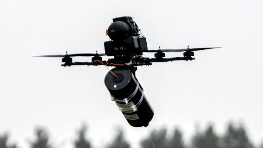 Sebuah drone yang dikendalikan serat optik dirancang untuk Angkatan Bersenjata Ukraina di wilayah Kyiv, Ukraina, pada tanggal 29 Januari 2025.(Photo by Maxym Marusenko/NurPhoto via atlanticcouncil)