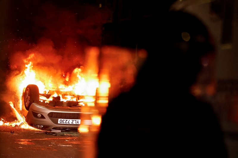 Seorang petugas polisi berjaga selama malam kedua kerusuhan, di Ballymena, Irlandia Utara, 10 Juni 2025. Seorang petugas polisi berjaga selama malam kedua kerusuhan, di Ballymena, Irlandia Utara, 10 Juni 2025. (REUTERS/Clodagh Kilcoyne)