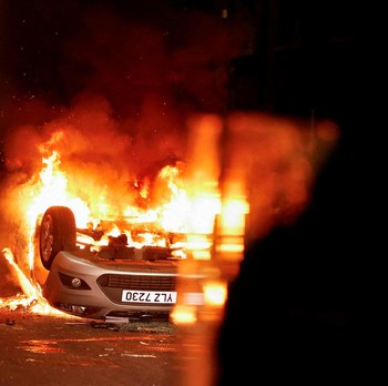 Negara Eropa Ini Panas, Rumah & Mobil Dibakar Massa dalam Kerusuhan