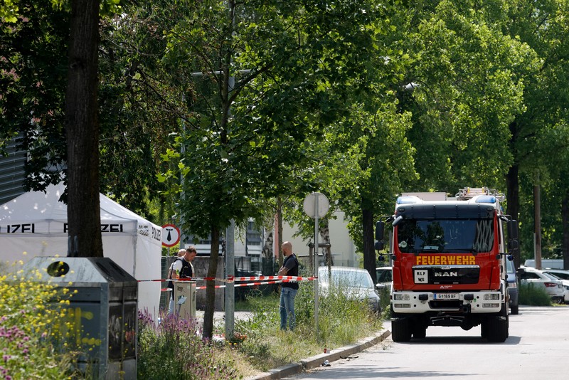 Petugas polisi berdiri saat anak-anak dievakuasi dari sekolah, setelah penembakan sekolah yang mematikan di Graz, Austria, 10 Juni 2025. Petugas polisi berdiri saat anak-anak dievakuasi dari sekolah, setelah penembakan sekolah yang mematikan di Graz, Austria, 10 Juni 2025. (REUTERS/Borut Zivulovic)