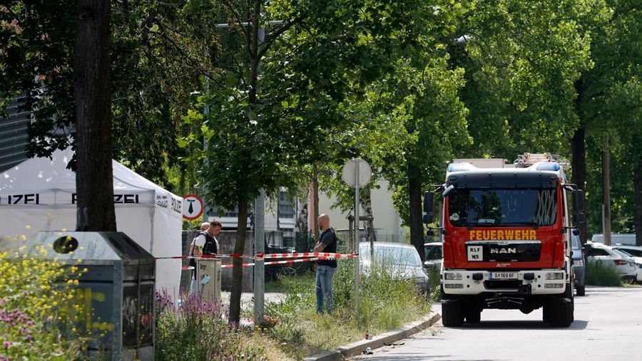 Petugas polisi berdiri saat anak-anak dievakuasi dari sekolah, setelah penembakan sekolah yang mematikan di Graz, Austria, 10 Juni 2025. (REUTERS/Borut Zivulovic)