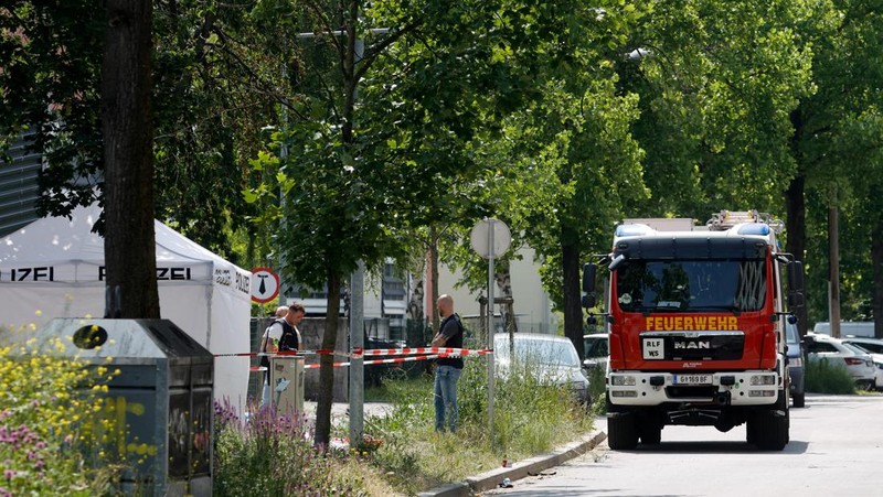 Petugas polisi berdiri saat anak-anak dievakuasi dari sekolah, setelah penembakan sekolah yang mematikan di Graz, Austria, 10 Juni 2025. (REUTERS/Borut Zivulovic)
