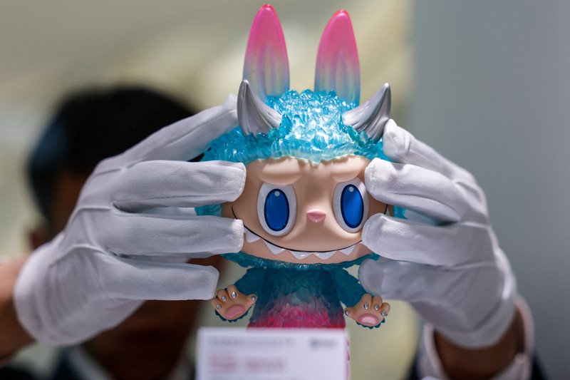 Patung Labubu seukuran manusia dipajang sebelum dilelang di Beijing, China, 6 Juni 2025. Patung itu kemudian terjual seharga 1,08 juta yuan dalam lelang yang diselenggarakan Yongle International Auction pada Selasa. Patung Labubu seukuran manusia dipajang sebelum dilelang di Beijing, China, 6 Juni 2025. Patung itu kemudian terjual seharga 1,08 juta yuan dalam lelang yang diselenggarakan Yongle International Auction pada Selasa. (REUTERS/Tingshu Wang)
