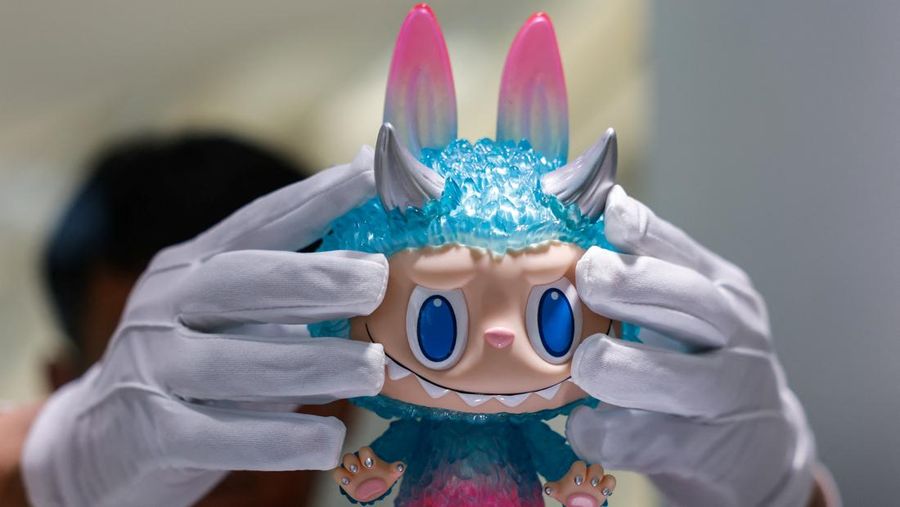 Patung Labubu seukuran manusia dipajang sebelum dilelang di Beijing, China, 6 Juni 2025. Patung itu kemudian terjual seharga 1,08 juta yuan dalam lelang yang diselenggarakan Yongle International Auction pada Selasa. Patung Labubu seukuran manusia dipajang sebelum dilelang di Beijing, China, 6 Juni 2025. Patung itu kemudian terjual seharga 1,08 juta yuan dalam lelang yang diselenggarakan Yongle International Auction pada Selasa. (REUTERS/Tingshu Wang)