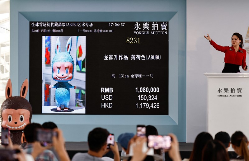Patung Labubu seukuran manusia dipajang sebelum dilelang di Beijing, China, 6 Juni 2025. Patung itu kemudian terjual seharga 1,08 juta yuan dalam lelang yang diselenggarakan Yongle International Auction pada Selasa. Patung Labubu seukuran manusia dipajang sebelum dilelang di Beijing, China, 6 Juni 2025. Patung itu kemudian terjual seharga 1,08 juta yuan dalam lelang yang diselenggarakan Yongle International Auction pada Selasa. (REUTERS/Tingshu Wang)