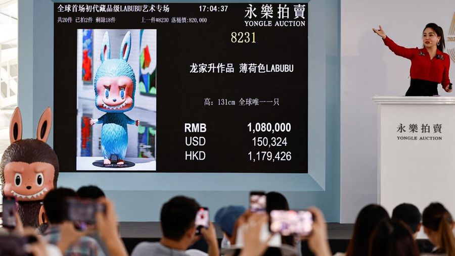 Patung Labubu seukuran manusia dipajang sebelum dilelang di Beijing, China, 6 Juni 2025. Patung itu kemudian terjual seharga 1,08 juta yuan dalam lelang yang diselenggarakan Yongle International Auction pada Selasa. Patung Labubu seukuran manusia dipajang sebelum dilelang di Beijing, China, 6 Juni 2025. Patung itu kemudian terjual seharga 1,08 juta yuan dalam lelang yang diselenggarakan Yongle International Auction pada Selasa. (REUTERS/Tingshu Wang)