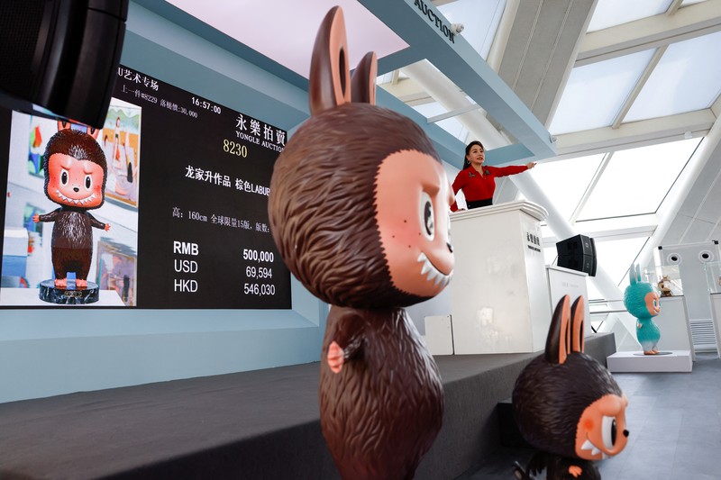 Patung Labubu seukuran manusia dipajang sebelum dilelang di Beijing, China, 6 Juni 2025. Patung itu kemudian terjual seharga 1,08 juta yuan dalam lelang yang diselenggarakan Yongle International Auction pada Selasa. Patung Labubu seukuran manusia dipajang sebelum dilelang di Beijing, China, 6 Juni 2025. Patung itu kemudian terjual seharga 1,08 juta yuan dalam lelang yang diselenggarakan Yongle International Auction pada Selasa. (REUTERS/Tingshu Wang)