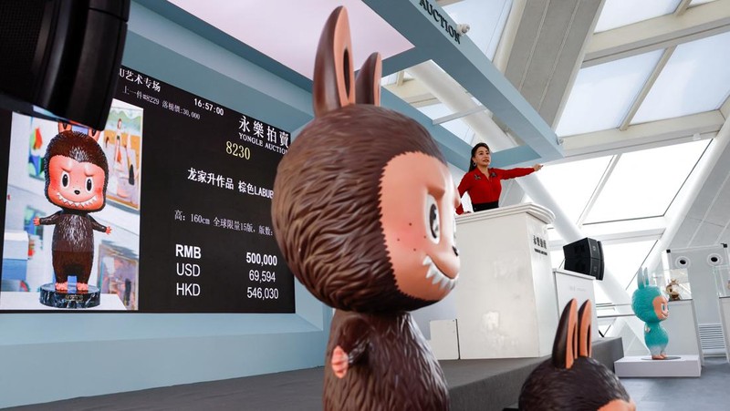 Patung Labubu seukuran manusia dipajang sebelum dilelang di Beijing, China, 6 Juni 2025. Patung itu kemudian terjual seharga 1,08 juta yuan dalam lelang yang diselenggarakan Yongle International Auction pada Selasa. (REUTERS/Tingshu Wang)