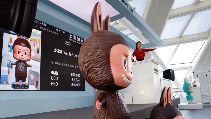 Patung Labubu seukuran manusia dipajang sebelum dilelang di Beijing, China, 6 Juni 2025. Patung itu kemudian terjual seharga 1,08 juta yuan dalam lelang yang diselenggarakan Yongle International Auction pada Selasa. Patung Labubu seukuran manusia dipajang sebelum dilelang di Beijing, China, 6 Juni 2025. Patung itu kemudian terjual seharga 1,08 juta yuan dalam lelang yang diselenggarakan Yongle International Auction pada Selasa. (REUTERS/Tingshu Wang)
