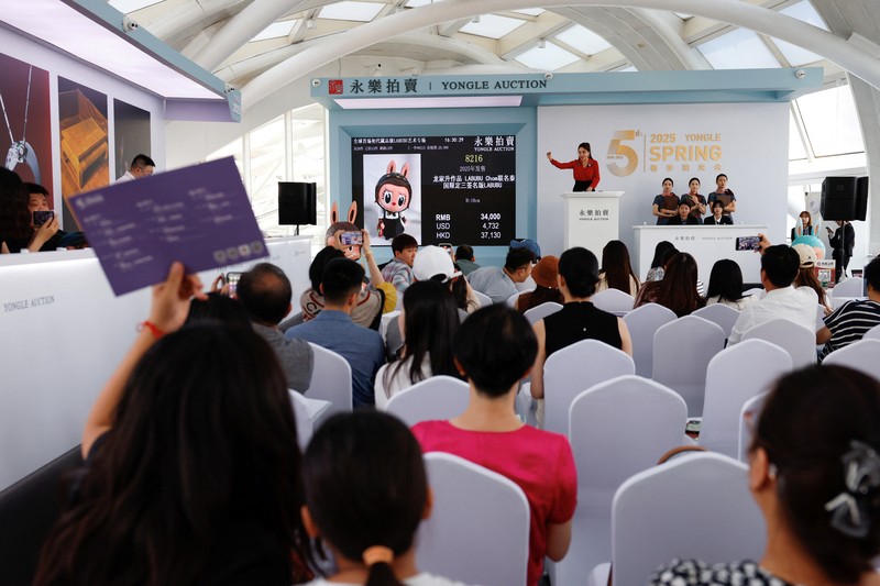 Patung Labubu seukuran manusia dipajang sebelum dilelang di Beijing, China, 6 Juni 2025. Patung itu kemudian terjual seharga 1,08 juta yuan dalam lelang yang diselenggarakan Yongle International Auction pada Selasa. Patung Labubu seukuran manusia dipajang sebelum dilelang di Beijing, China, 6 Juni 2025. Patung itu kemudian terjual seharga 1,08 juta yuan dalam lelang yang diselenggarakan Yongle International Auction pada Selasa. (REUTERS/Tingshu Wang)
