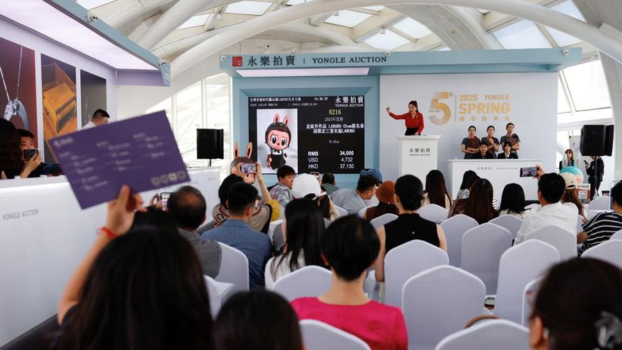 Patung Labubu seukuran manusia dipajang sebelum dilelang di Beijing, China, 6 Juni 2025. Patung itu kemudian terjual seharga 1,08 juta yuan dalam lelang yang diselenggarakan Yongle International Auction pada Selasa. Patung Labubu seukuran manusia dipajang sebelum dilelang di Beijing, China, 6 Juni 2025. Patung itu kemudian terjual seharga 1,08 juta yuan dalam lelang yang diselenggarakan Yongle International Auction pada Selasa. (REUTERS/Tingshu Wang)