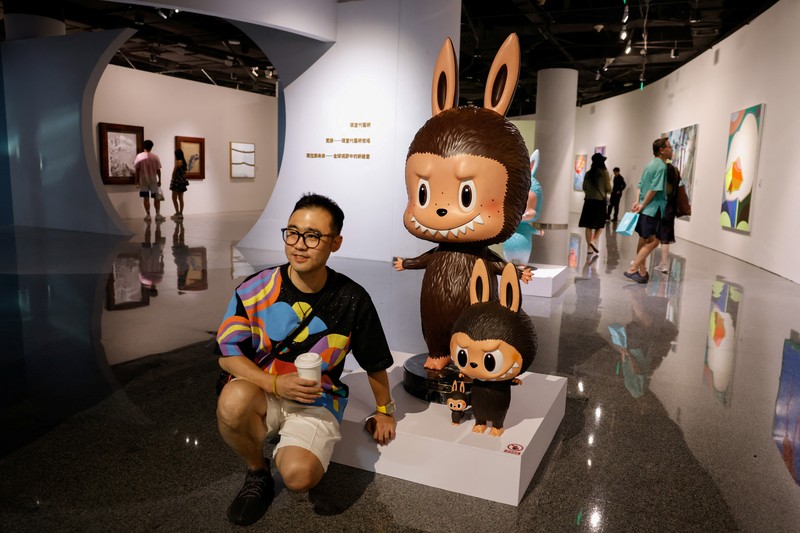 Patung Labubu seukuran manusia dipajang sebelum dilelang di Beijing, China, 6 Juni 2025. Patung itu kemudian terjual seharga 1,08 juta yuan dalam lelang yang diselenggarakan Yongle International Auction pada Selasa. Patung Labubu seukuran manusia dipajang sebelum dilelang di Beijing, China, 6 Juni 2025. Patung itu kemudian terjual seharga 1,08 juta yuan dalam lelang yang diselenggarakan Yongle International Auction pada Selasa. (REUTERS/Tingshu Wang)