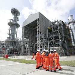 Intip Kilang Gas Terbesar RI di Papua Barat