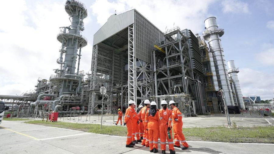 Suasana Kilang LNG Tangguh yang dioperasikan oleh BP Berau Ltd, di Teluk Bintuni, Papua Barat, Selasa (10/6/2025). (Dok. Kementerian ESDM)