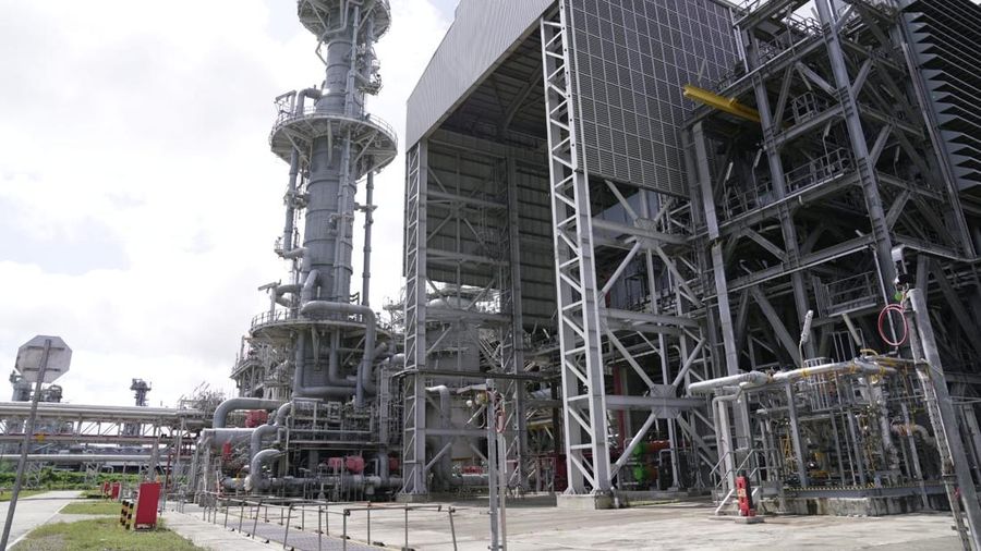 Suasana Kilang LNG Tangguh yang dioperasikan oleh BP Berau Ltd, di Teluk Bintuni, Papua Barat, Selasa (10/6/2025). (Dok. Kementerian ESDM)