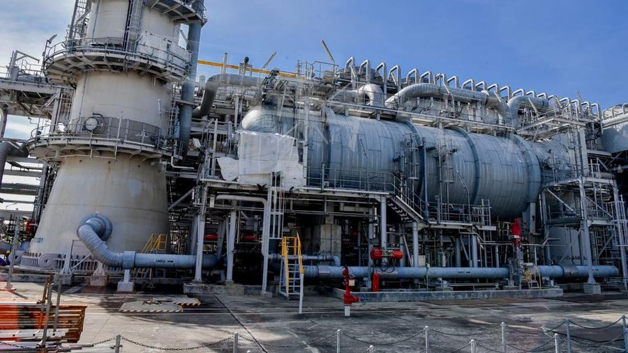 Suasana Kilang LNG Tangguh yang dioperasikan oleh BP Berau Ltd, di Teluk Bintuni, Papua Barat, Selasa (10/6/2025). (Dok. Kementerian ESDM)