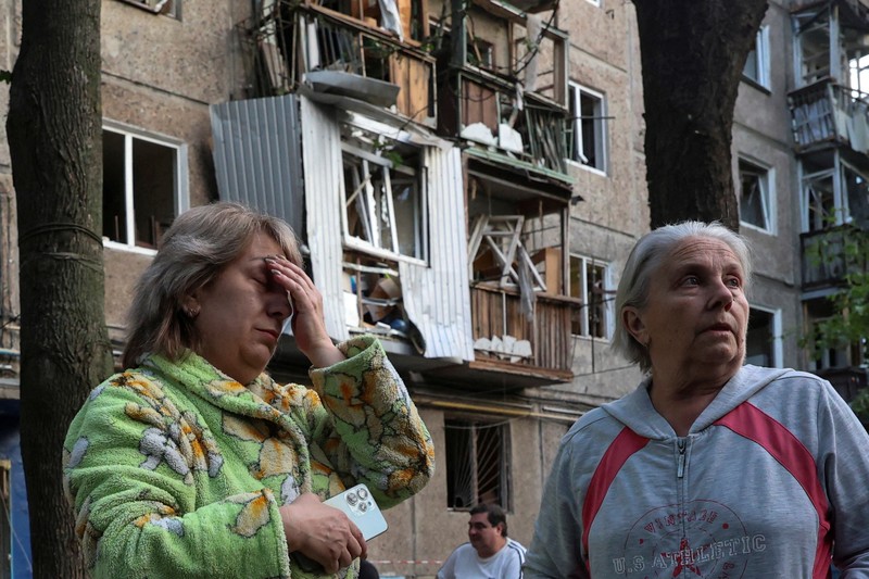 Suasana pasca serangan pesawat nirawak Rusia, di tengah serangan Rusia terhadap Ukraina, di Kharkiv, Ukraina, Rabu (11/6/2025). (THE KHARKIV REGION/Handout via REUTERS) Suasana pasca serangan pesawat nirawak Rusia, di tengah serangan Rusia terhadap Ukraina, di Kharkiv, Ukraina, Rabu (11/6/2025). (THE KHARKIV REGION/Handout via REUTERS)