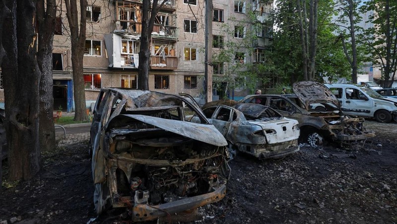Suasana pasca serangan pesawat nirawak Rusia, di tengah serangan Rusia terhadap Ukraina, di Kharkiv, Ukraina, Rabu (11/6/2025). (THE KHARKIV REGION/Handout via REUTERS)