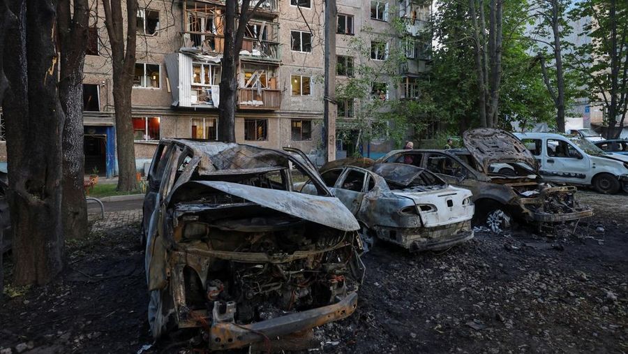 Suasana pasca serangan pesawat nirawak Rusia, di tengah serangan Rusia terhadap Ukraina, di Kharkiv, Ukraina, Rabu (11/6/2025). (THE KHARKIV REGION/Handout via REUTERS) Suasana pasca serangan pesawat nirawak Rusia, di tengah serangan Rusia terhadap Ukraina, di Kharkiv, Ukraina, Rabu (11/6/2025). (THE KHARKIV REGION/Handout via REUTERS)