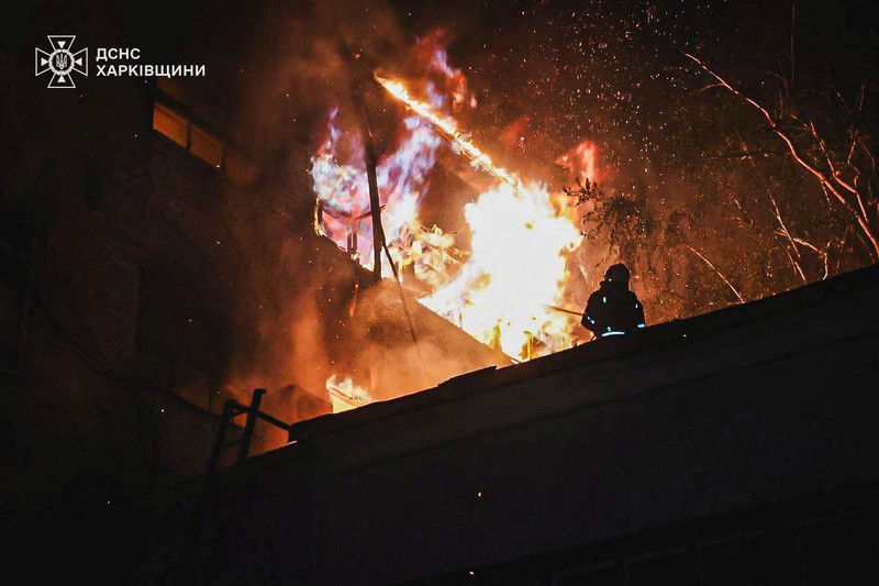 Suasana pasca serangan pesawat nirawak Rusia, di tengah serangan Rusia terhadap Ukraina, di Kharkiv, Ukraina, Rabu (11/6/2025). (THE KHARKIV REGION/Handout via REUTERS)