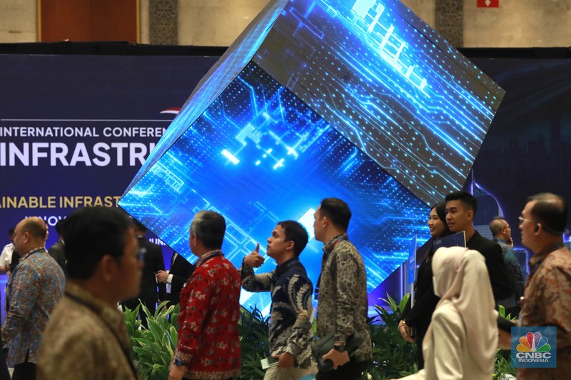 (kiri-kanan) Wakil Menteri Perumahan dan Kawasan Pemukiman (PKP) Fahri Hamzah, Menteri Pekerja Umum Dody Hanggodo, Menteri Koordinator Bidang Infrastruktur dan Pembangunan Kewilayahan (Menko IPK), Agus Harimurti Yudhoyono, Menteri Transmigrasi Muhammad Iftitah Sulaiman, dan Wakil Menteri Agraria dan Tata Ruang, Ossy Dermawan saat membuka seremonial International Conference on Infrastructure/ICI 2025, di JICC, Jakarta, Rabu (11/6/2025). (kiri-kanan) Wakil Menteri Perumahan dan Kawasan Pemukiman (PKP) Fahri Hamzah, Menteri Pekerja Umum Dody Hanggodo, Menteri Koordinator Bidang Infrastruktur dan Pembangunan Kewilayahan (Menko IPK), Agus Harimurti Yudhoyono, Menteri Transmigrasi Muhammad Iftitah Sulaiman, dan Wakil Menteri Agraria dan Tata Ruang, Ossy Dermawan saat membuka seremonial International Conference on Infrastructure/ICI 2025, di JICC, Jakarta, Rabu (11/6/2025). (CNBC Indonesia/Muhammad Sabki)