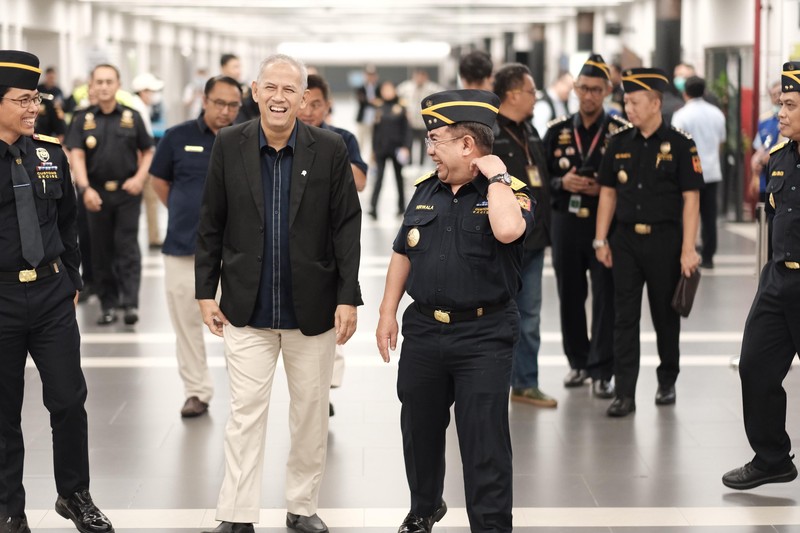 Wakil Menteri Keuangan Anggito Abimanyu meninjau persiapan kepulangan jemaah Haji 2025 di Bandara Soekarno-Hatta, Rabu malam (11/6/2025). (CNBC Indonesia/Zahwa Madjid) Wakil Menteri Keuangan Anggito Abimanyu meninjau persiapan kepulangan jemaah Haji 2025 di Bandara Soekarno-Hatta, Rabu malam (11/6/2025). (CNBC Indonesia/Zahwa Madjid)