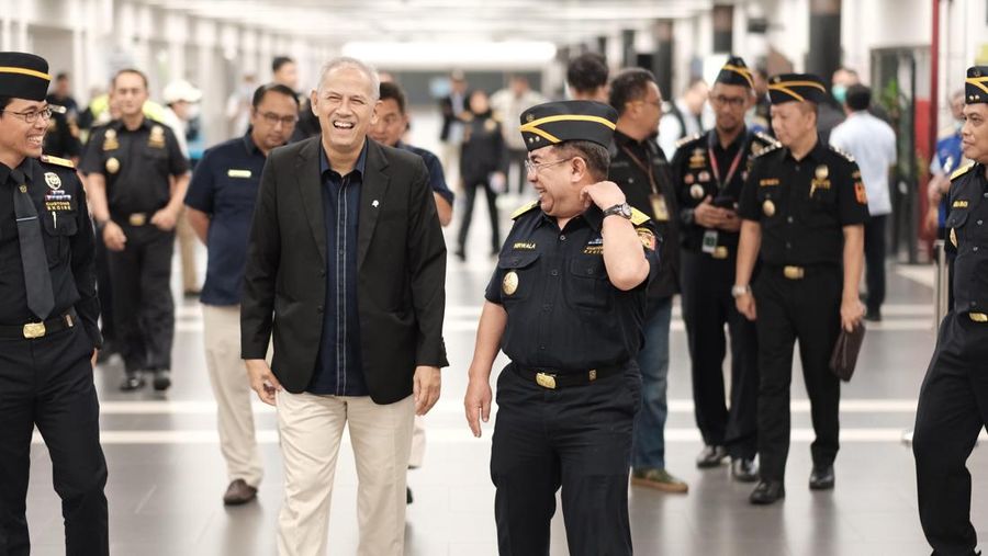 Wakil Menteri Keuangan Anggito Abimanyu meninjau persiapan kepulangan jemaah Haji 2025 di Bandara Soekarno-Hatta, Rabu malam (11/6/2025). (CNBC Indonesia/Zahwa Madjid) Wakil Menteri Keuangan Anggito Abimanyu meninjau persiapan kepulangan jemaah Haji 2025 di Bandara Soekarno-Hatta, Rabu malam (11/6/2025). (CNBC Indonesia/Zahwa Madjid)