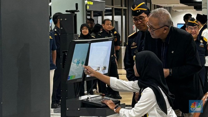 Wakil Menteri Keuangan Anggito Abimanyu meninjau persiapan kepulangan jemaah Haji 2025 di Bandara Soekarno-Hatta, Rabu malam (11/6/2025). (CNBC Indonesia/Zahwa Madjid) Wakil Menteri Keuangan Anggito Abimanyu meninjau persiapan kepulangan jemaah Haji 2025 di Bandara Soekarno-Hatta, Rabu malam (11/6/2025). (CNBC Indonesia/Zahwa Madjid)