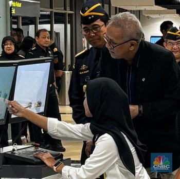 Potret Wamen Anggito Sidak Bandara Soetta, Amankan Kepulangan Haji