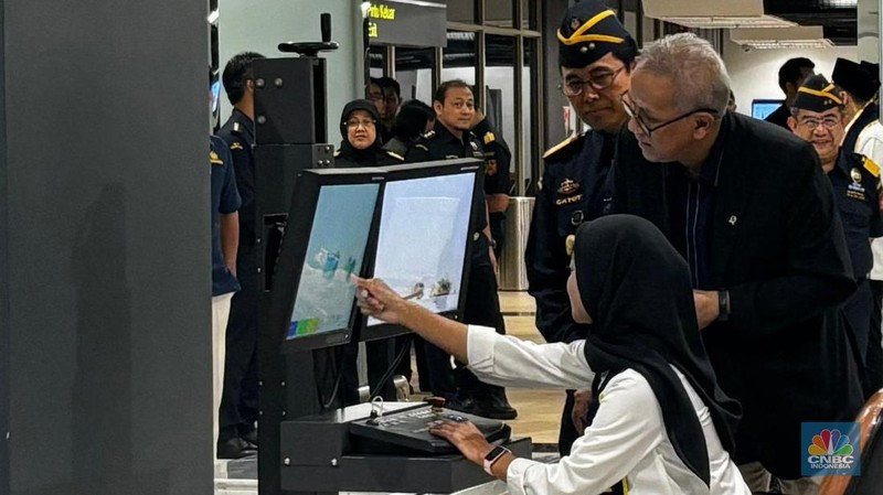 Wakil Menteri Keuangan Anggito Abimanyu meninjau persiapan kepulangan jemaah Haji 2025 di Bandara Soekarno-Hatta, Rabu malam (11/6/2025). (CNBC Indonesia/Zahwa Madjid)