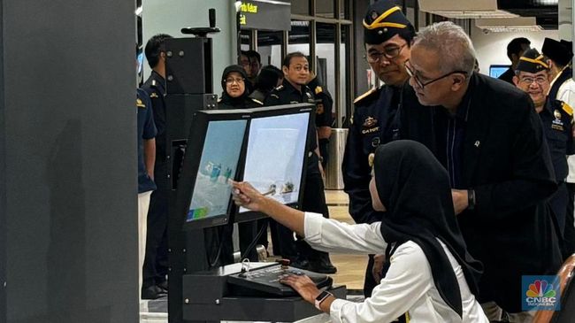 Potret Wamen Anggito Sidak Bandara Soetta, Amankan Kepulangan Haji