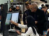 Potret Wamen Anggito Sidak Bandara Soetta, Amankan Kepulangan Haji