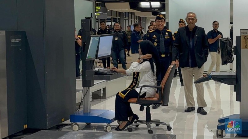 Wakil Menteri Keuangan Anggito Abimanyu meninjau persiapan kepulangan jemaah Haji 2025 di Bandara Soekarno-Hatta, Rabu malam (11/6/2025). (CNBC Indonesia/Zahwa Madjid)